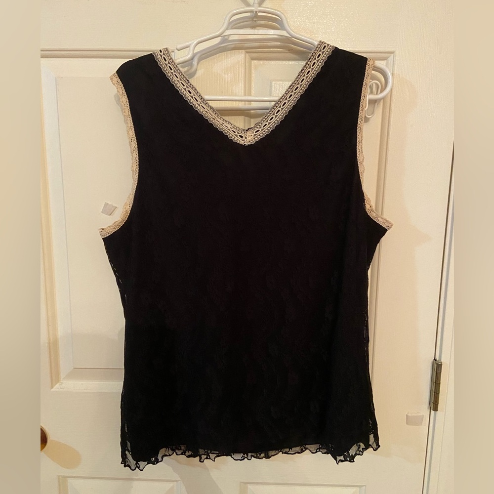 Lace v-neck tank - Picture 5 of 8